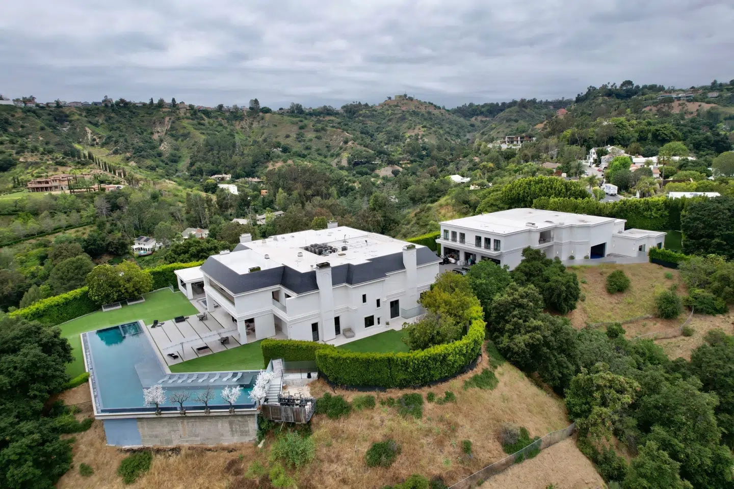 I 2023 købe Ben Affleck og Jennifer Lopez denne luksusvilla i Beverly Hills for 60 millioner dollars.