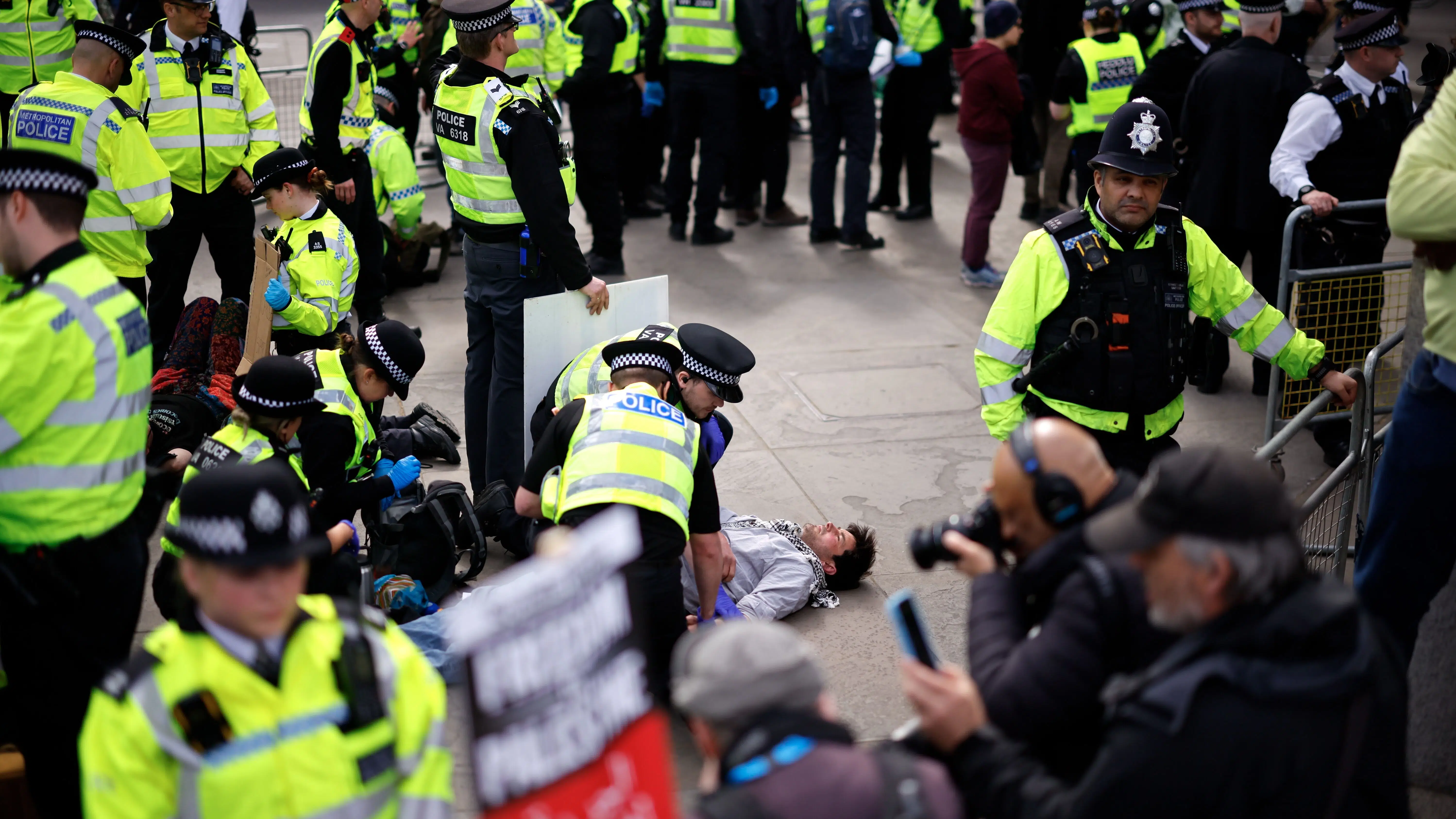 Mere end 200 anholdt ved stor demonstration