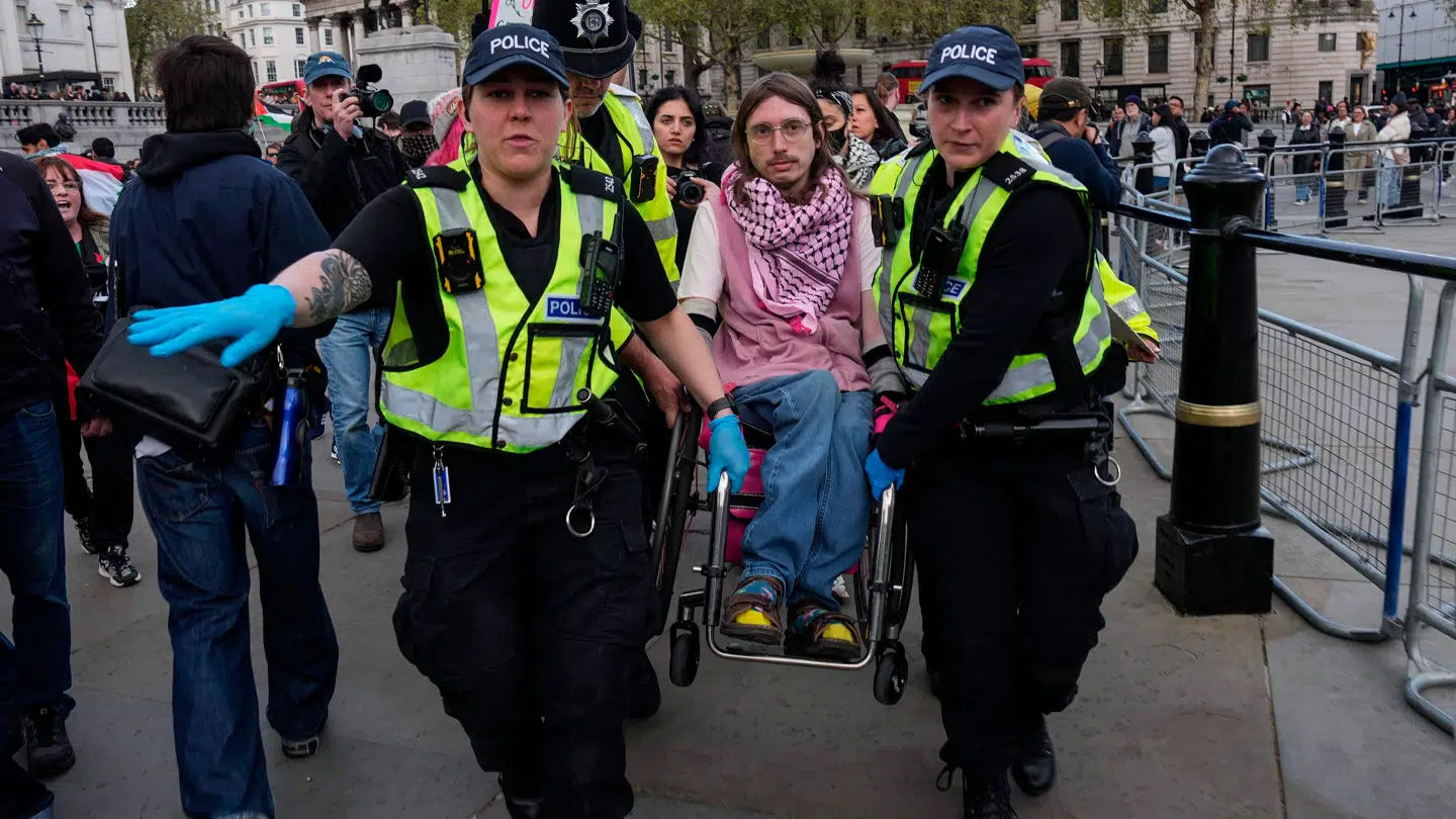 Det gik ikke stille for sig under en demonstration lørdag i London. Her måtte britisk politi foretage over 200 anholdelser.