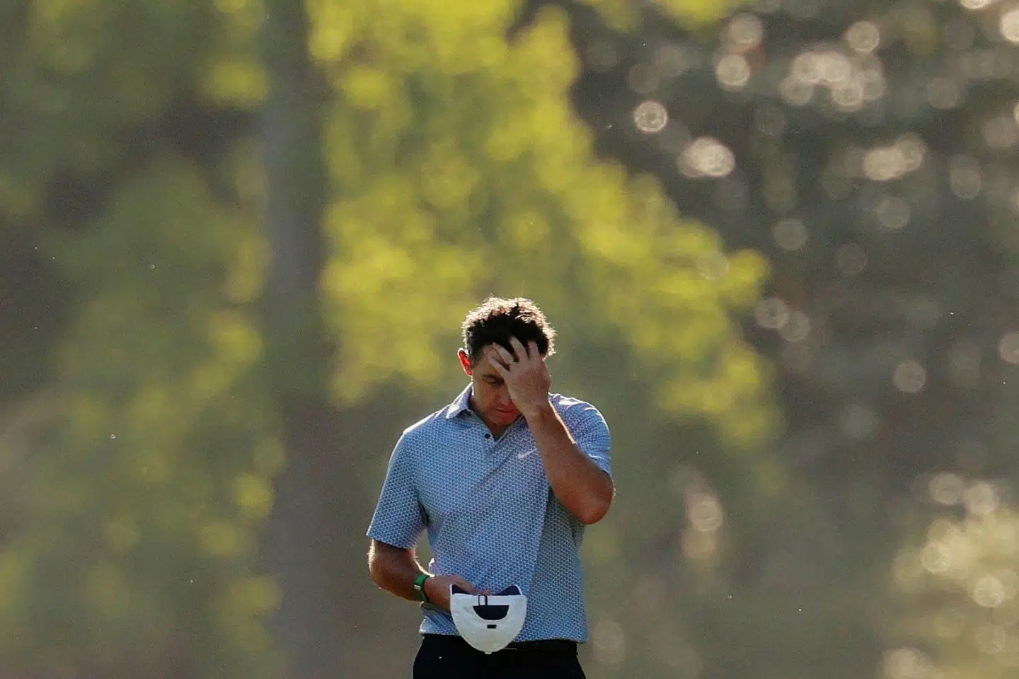 Rory McIlroy indledte lørdagen med en historisk stor føring i US Masters, men da dagen var overstået, havde han fået selskab på førstepladsen af amerikaneren Cameron Young. US Masters slutter søndag.