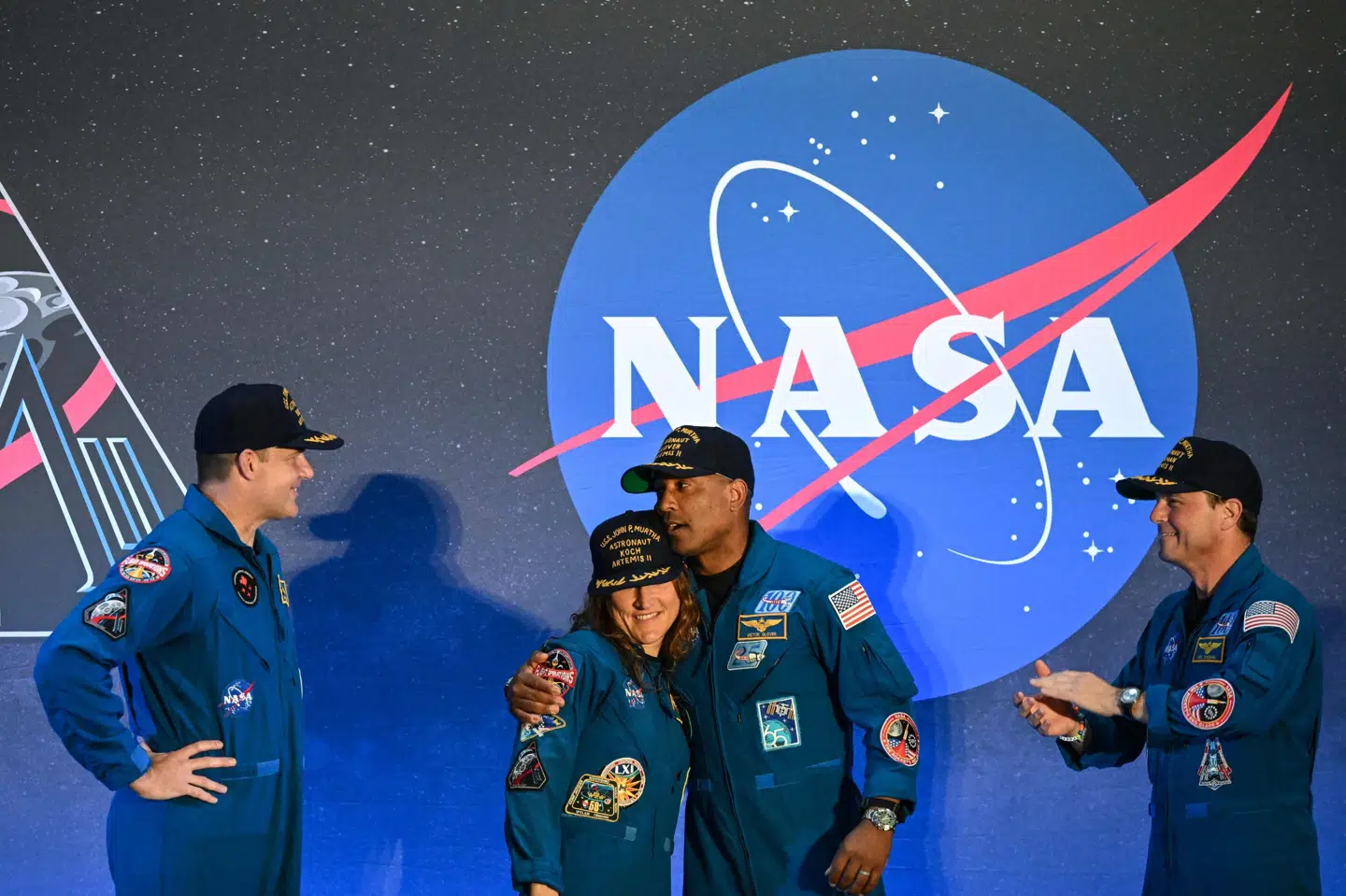 Jeremy Hansen, Christina Koch, Victor Glover og Reid Wiseman afholdt lørdag et pressemøde, efter at de fire astronauter natten til lørdag dansk tid vendte tilbage til Jorden efter en rejse rundt om Månen.