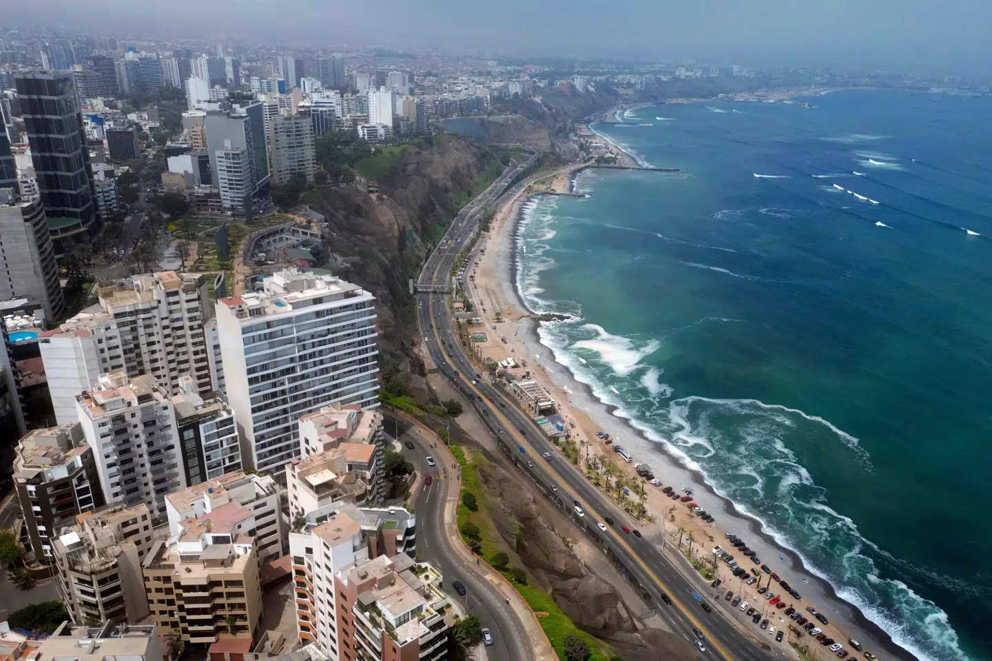 Perus hovedstad, Lima, set fra oven lørdag forud for præsidentvalget søndag.