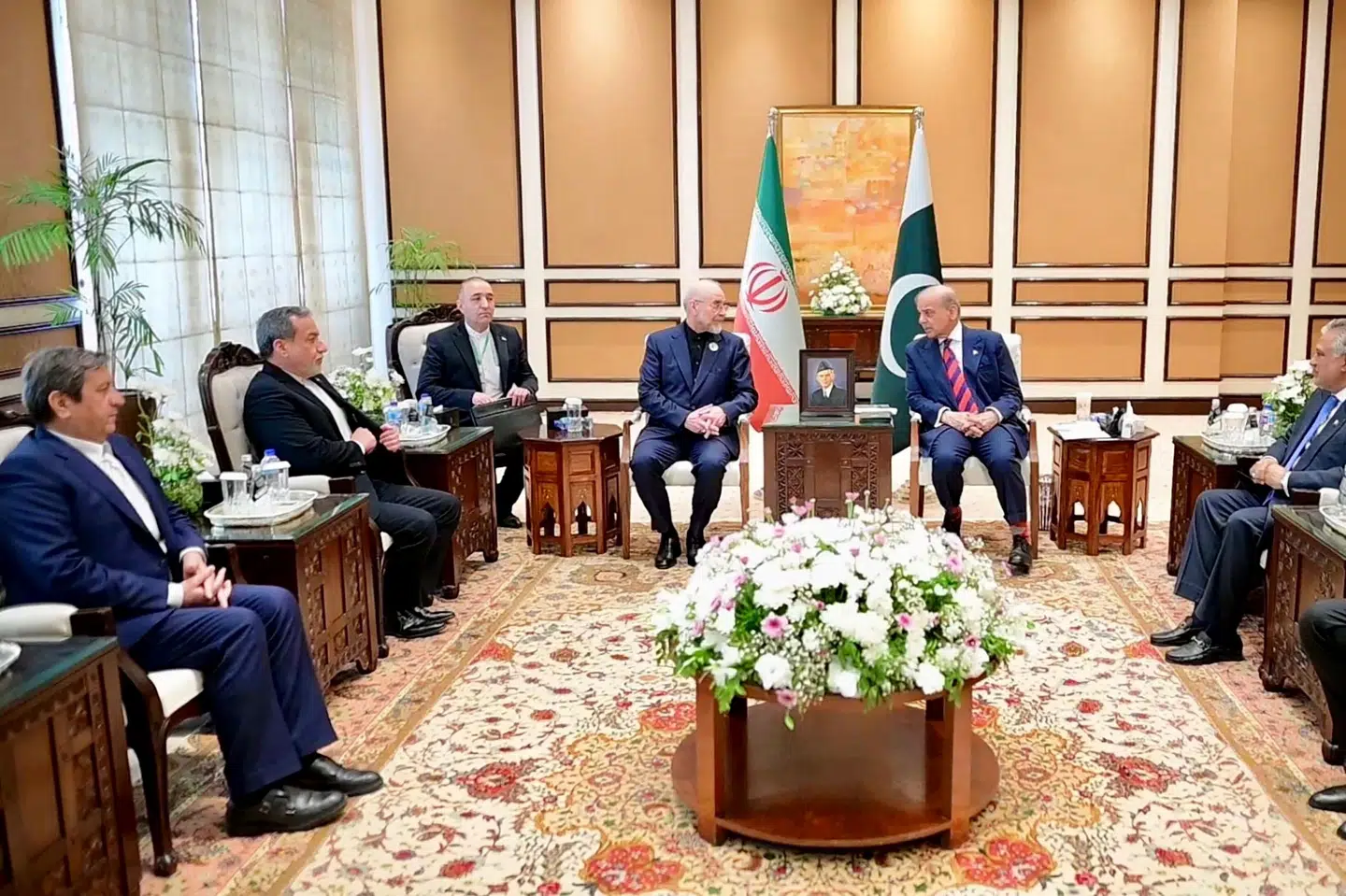 Den iranske forhandlingsdelegation blev lørdag budt velkommen af Pakistans premierminister, Shehbaz Sharif.