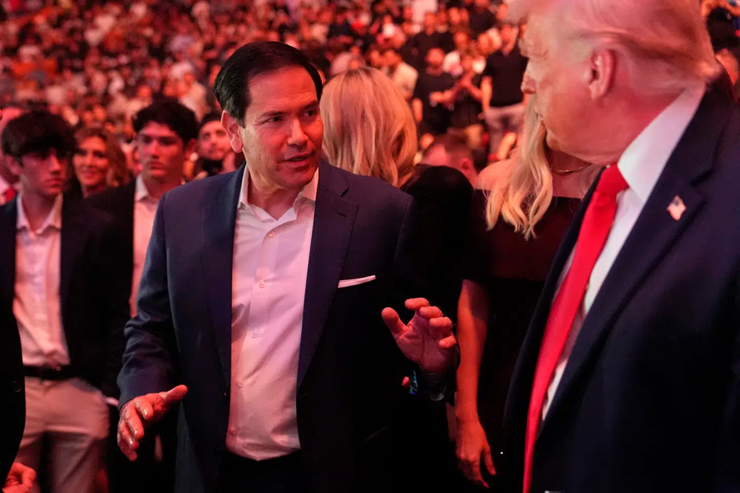 Udenrigsminister Marco Rubio (tv.) var også med – her ses han i samtale med Donald Trump.