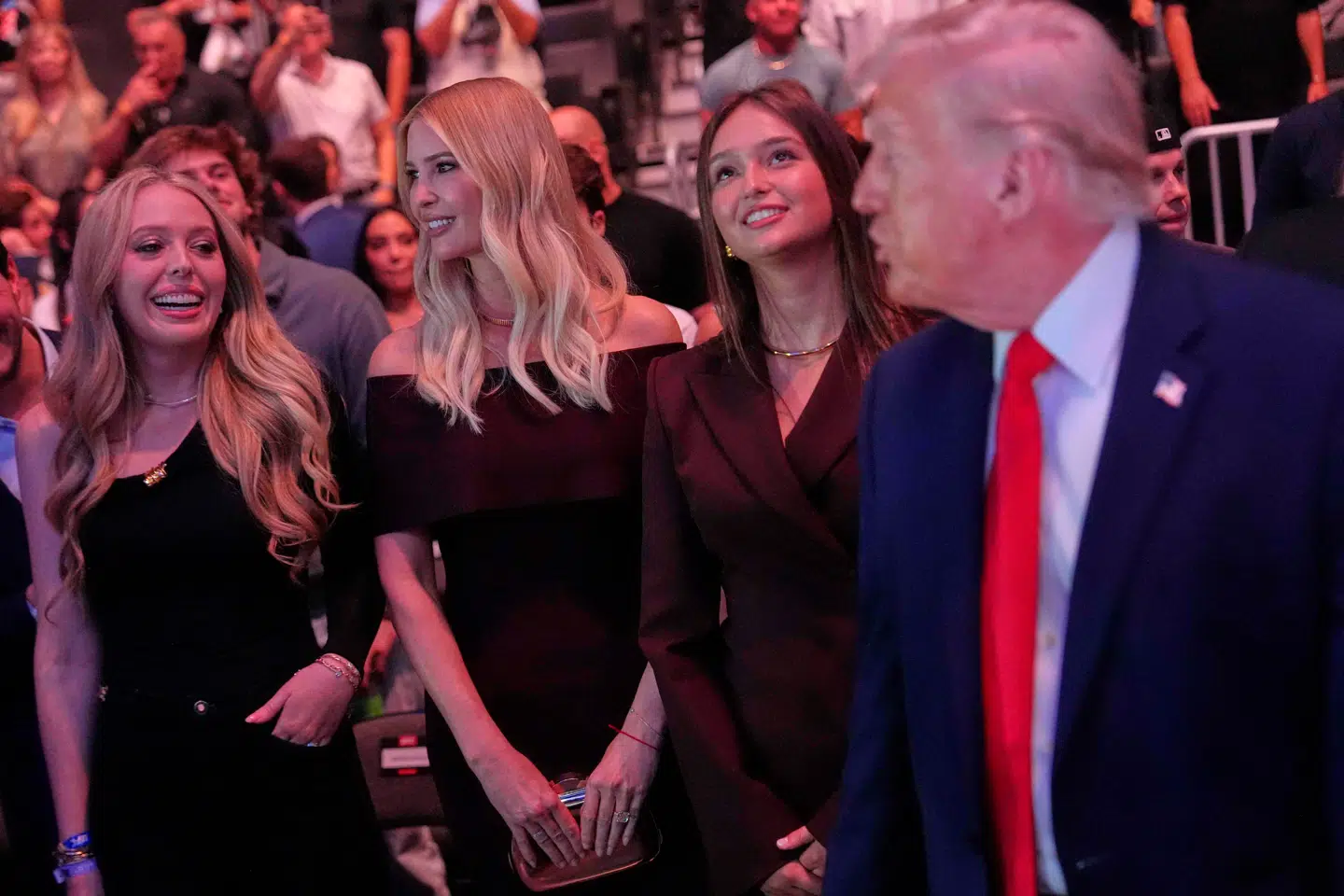 Her ses døtrene Tiffany Trump og Ivanka Trump samt barnebarnet Arabella Kushner sammen med Donald Trump.