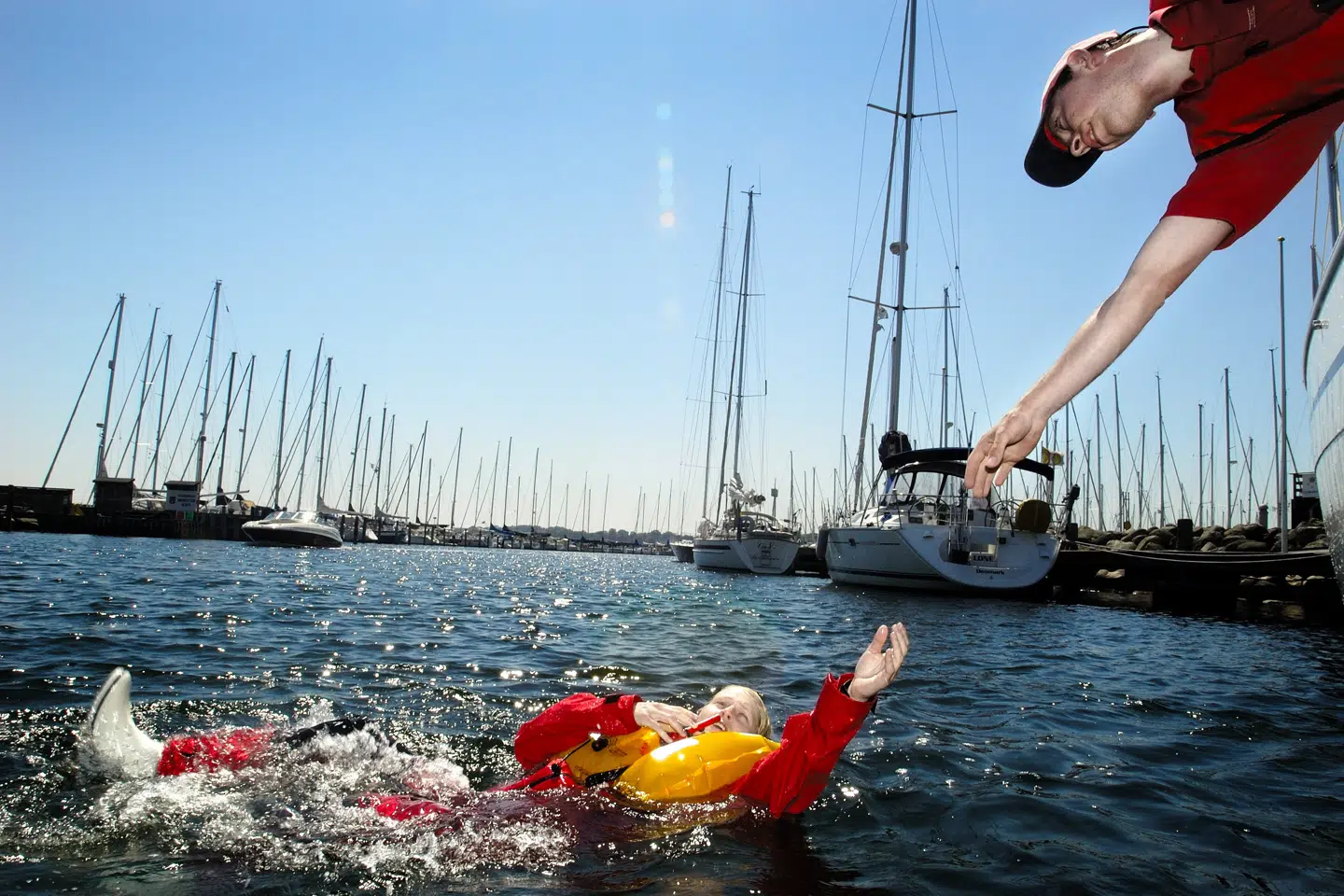 Der er brug for en styrket og mere koordineret indsats for at forebygge drukneulykker, lyder det fra Dansk Råd for Genoplivning og TrygFonden. Billedet her er fra en undervisningssituation ved Rungsted Havn. (Arkivfoto).