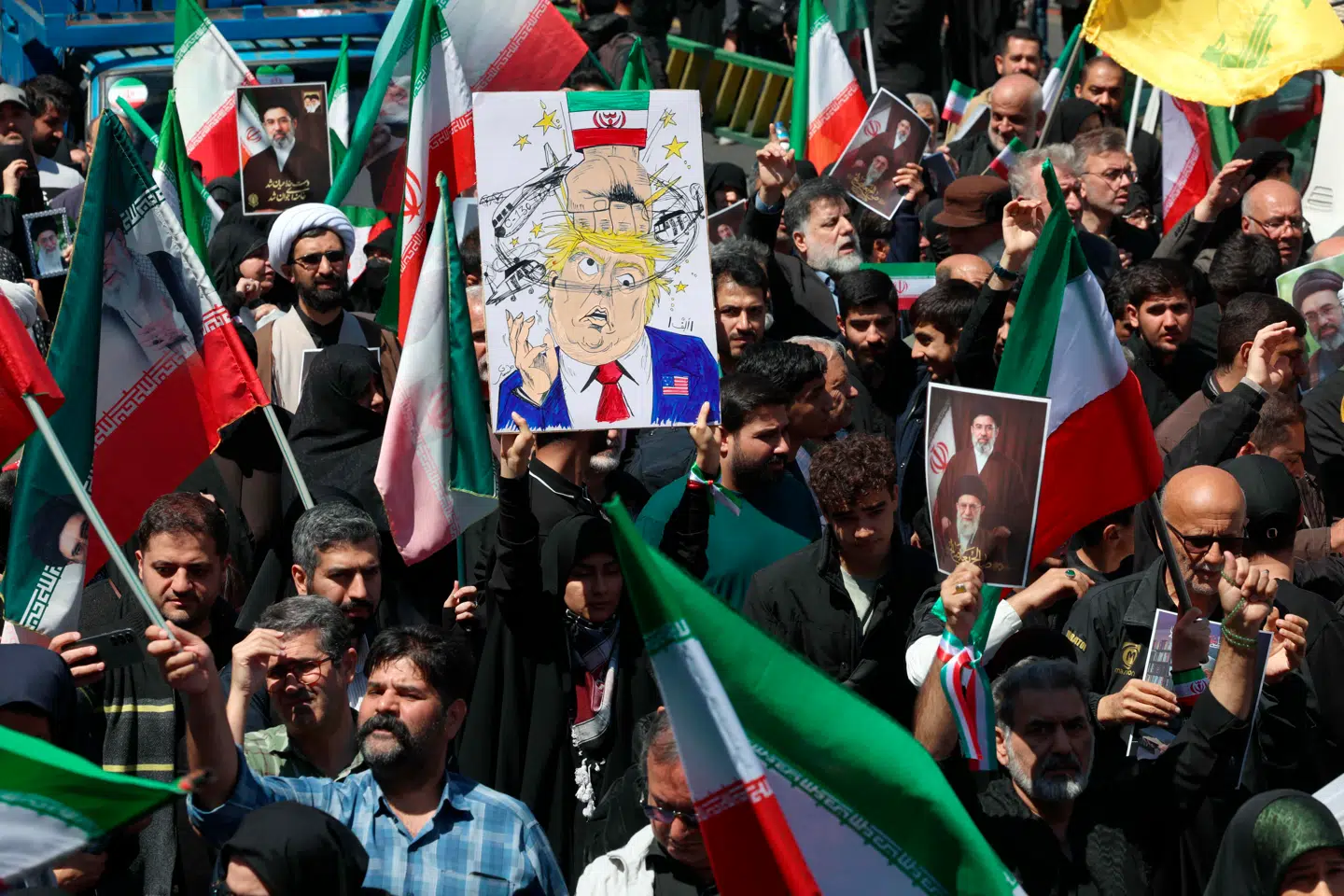 Tusinder af iranere samles i Teheran for at mindes den dræbte leder Ali Khamenei, mens en demonstrant holder en plakat, der håner Donald Trump.