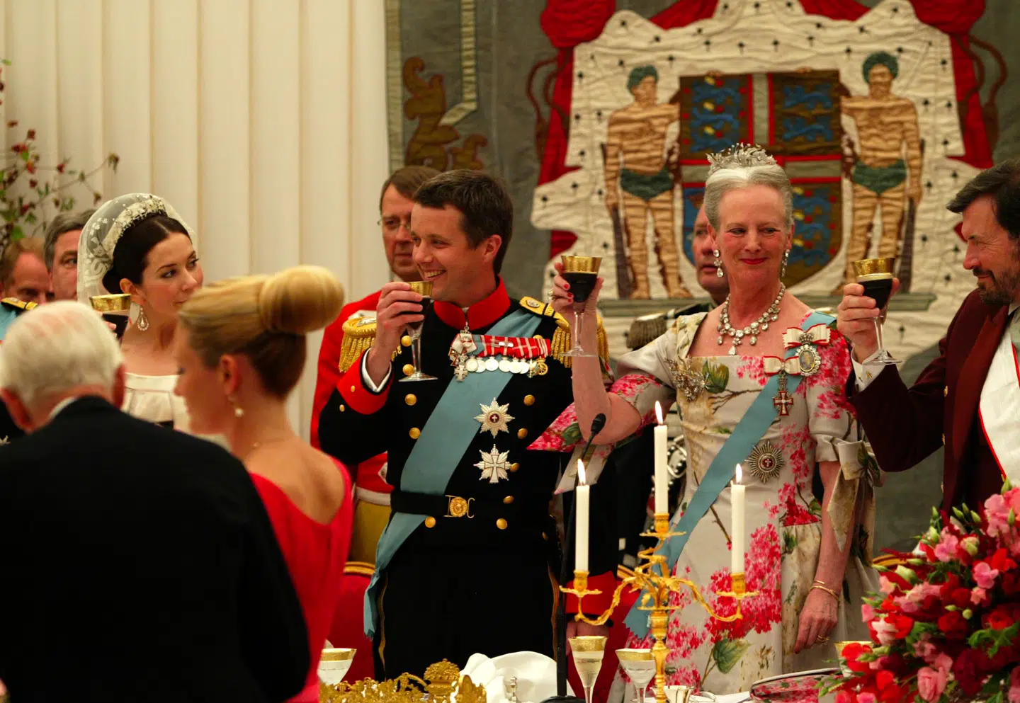 John Dalgleish Donaldson (th.) skåler med dronning Mary under bryllupsmiddagen i 2004.