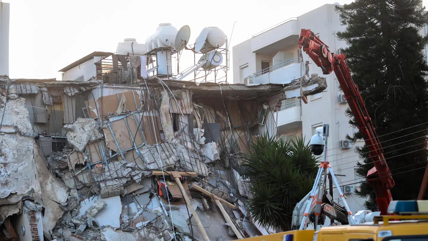 Mindst to personer menes at være omkommet efter bygningskollapset i forstaden til Limassol.