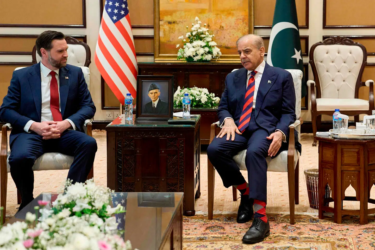 Pakistans premierminister, Shehbaz Sharif (th.), var vært for fredsforhandlinger mellem USA og Iran. Men USA's vicepræsident, J.D. Vance (tv.), forlod Islamabad uden en aftale. Nu venter verden på at se, hvordan konflikten udvikler sig.