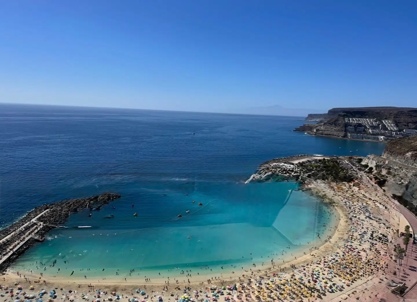 Udsigten er flot fra Riu Vistamar – dog ikke hvis man sidder med hovedet i toiletkummen.