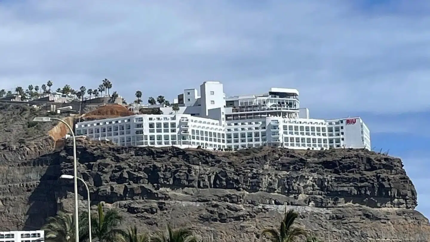 Riu Vistamar ligger på Gran Canaria smukt placeret på en klippetop med udsigt ud over vandet.