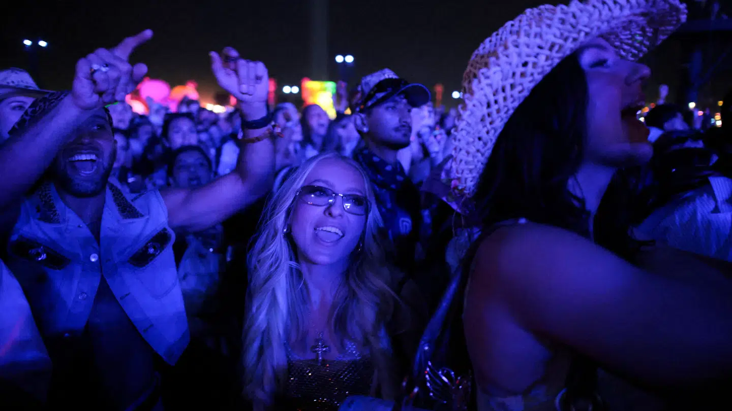 Det var et begejstret publikum, der var på plads foran scenen, da Sabrina Carpenter fredag spillede koncert i Californien. Men én bestemt lyd fra publikum fik sangeren til at stoppe koncerten. Nu undskylder hun.