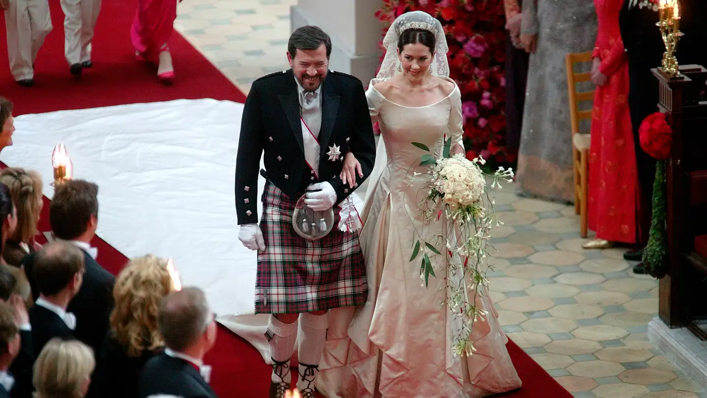 I Vor Frue Kirke førte Marys far hende op ad kirkegulvet.