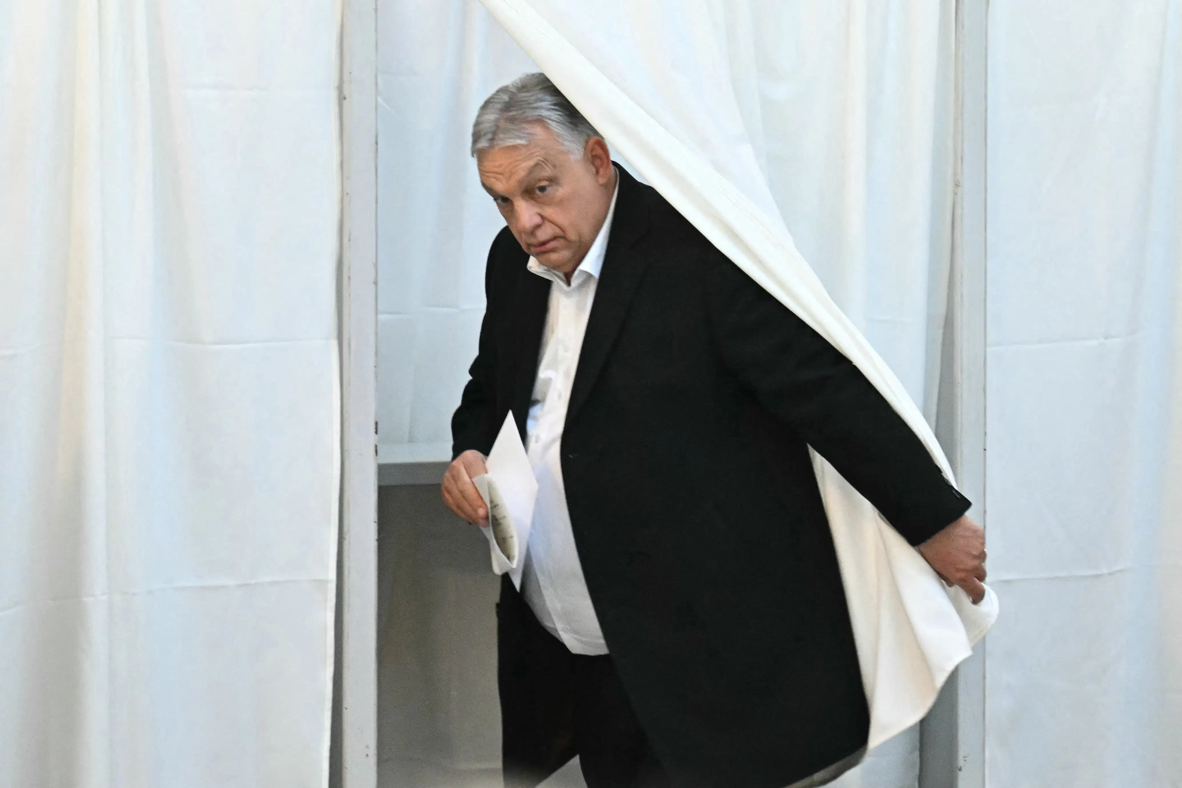 Hun håber på frihed for Ungarn. Men så knækker stemmen