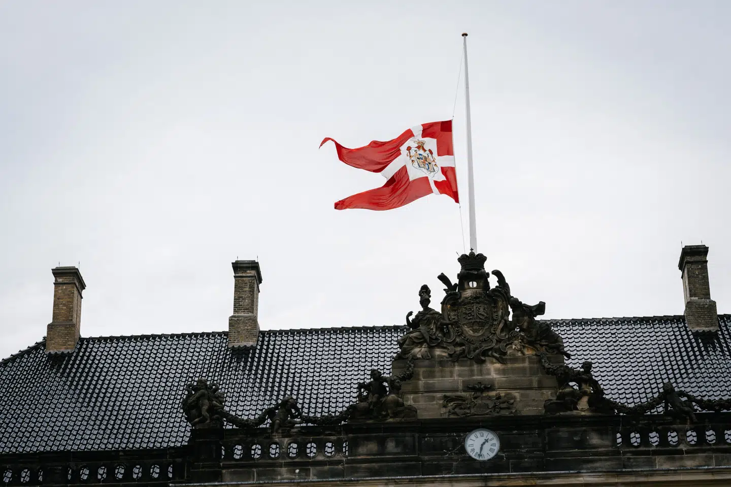 Amalienborg flager på halv stang søndag 12. april 2026, efter at dronning Marys far, John Donaldson, er død. John Donaldson døde lørdag i byen Hobart på dronningens fødeø, Tasmanien. Han blev 84 år.