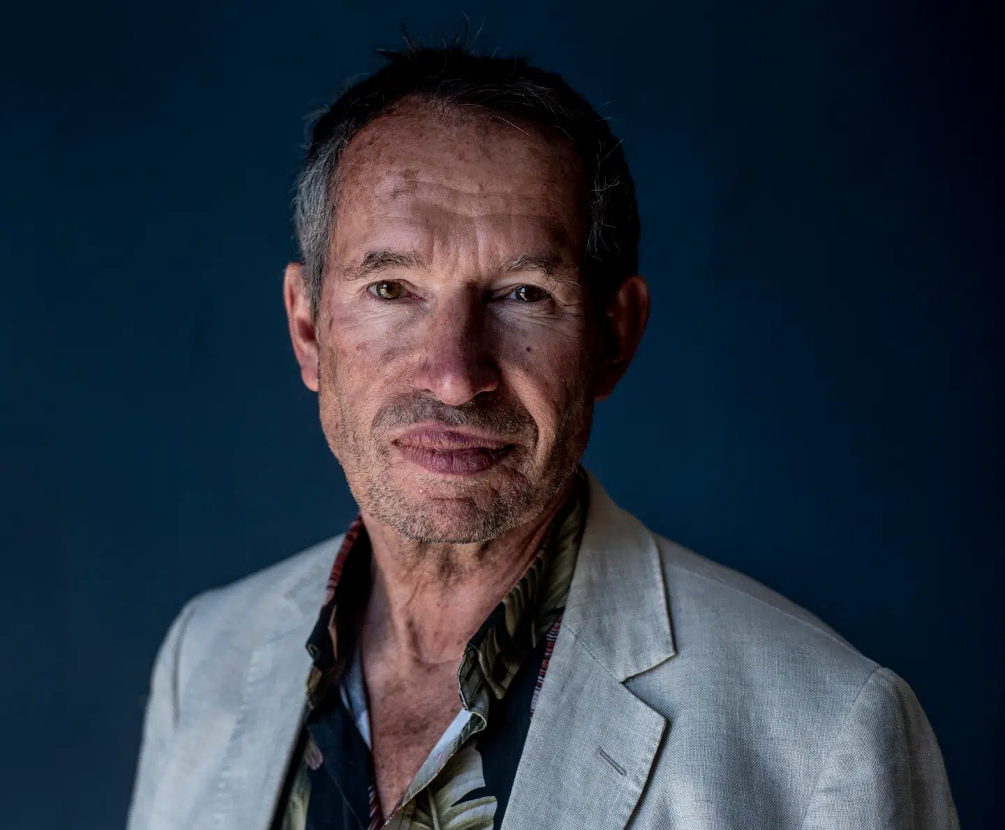 Den kendte danske forfatter Carsten Jensen forsvarer nu Sara Omar i et længere opslag på Facebook. Han afviser samtidig over for Berlingske, at han tager parti i sagen.