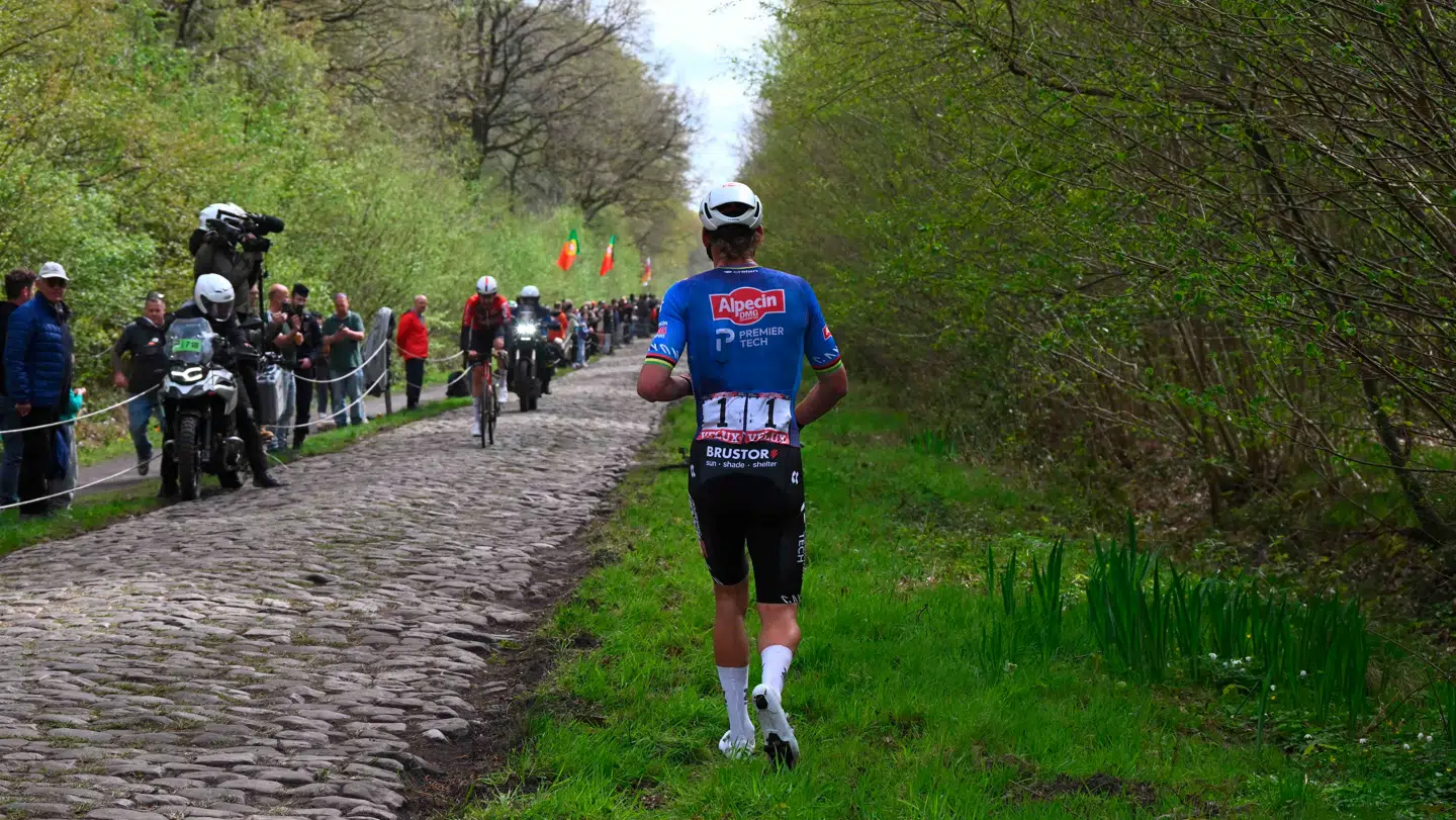 Arenberg Skoven gjorde det onde ved Mathieu van der Poel, der blev ramt af defekt. Det bød på surrealistiske billeder, hvor superstjernen måtte gå rundt i afmagt.