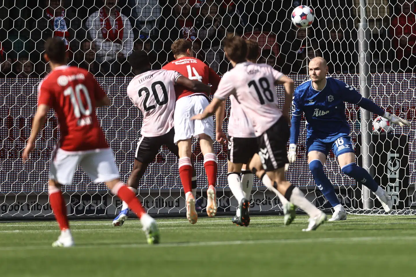 Pedro Ganchas (nummer 4, red.) kommer flyvende og udligner for Silkeborg mod OB.