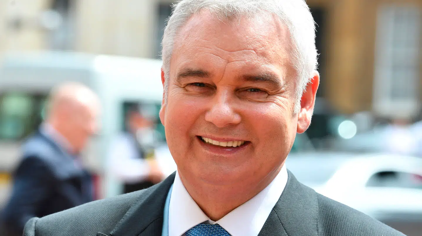 Eamonn Holmes er en anerkendt journalist og har blandt andet modtaget en OBE, som er et hædersbevis til en, der har gjort et særligt stykke arbejde, af den afdøde dronning Elizabeth.