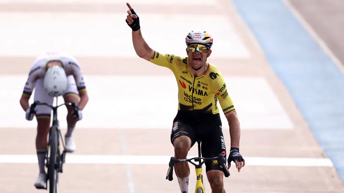 Wout van Aert vandt en ikonisk spurt mod Tadej Pogacar om sejren i Paris-Roubaix.