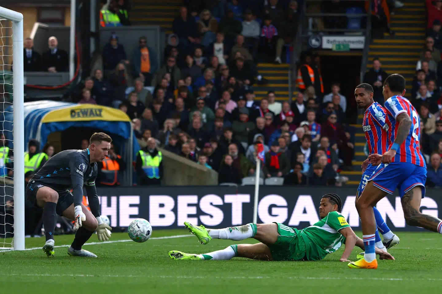 Den liggende William Osula scorer til 1-0 for Newcastle mod Crystal Palace.
