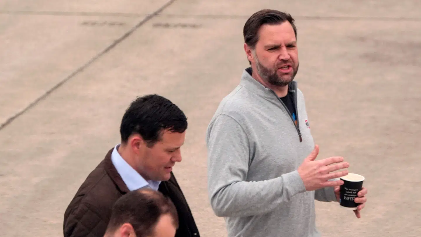 J.D. Vance går rundt på landingsbanen under et besøg på luftbasen Ramstein i Tyskland.