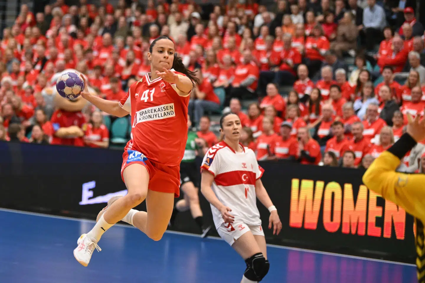 Emma Halilcevic og resten af det danske landshold gav publikum i Kolding en målfest mod Tyrkiet.