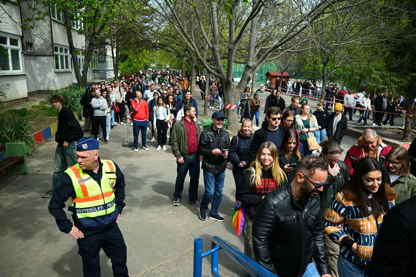 Ungarske vælgere står i kø foran et valgsted i hovedstaden, Budapest.