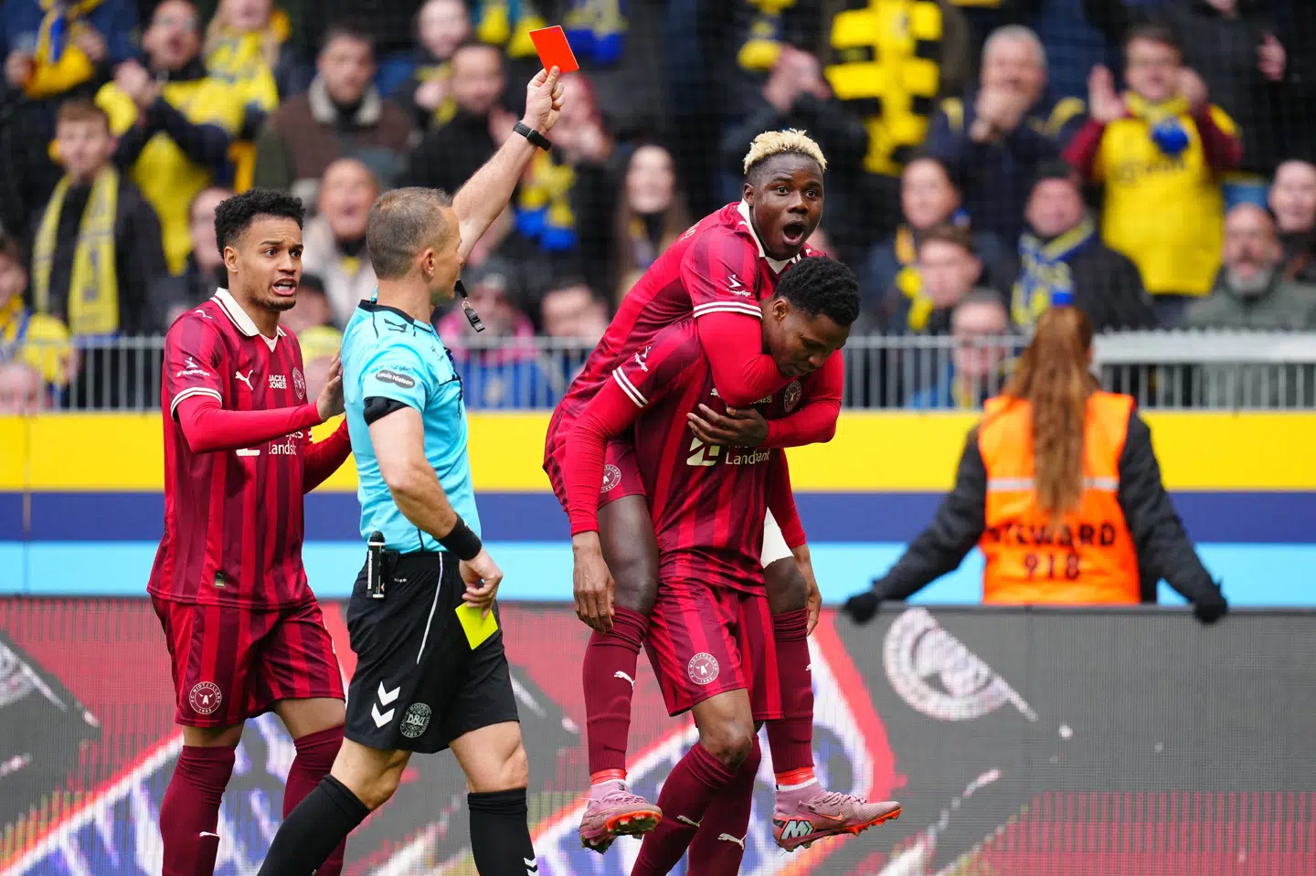 FC Midtjylland jubler over målet til 2-0 og får i samme ombæring et rødt kort til Ousmane Diao, der hoverede foran Brøndbys selvmålsskytte.