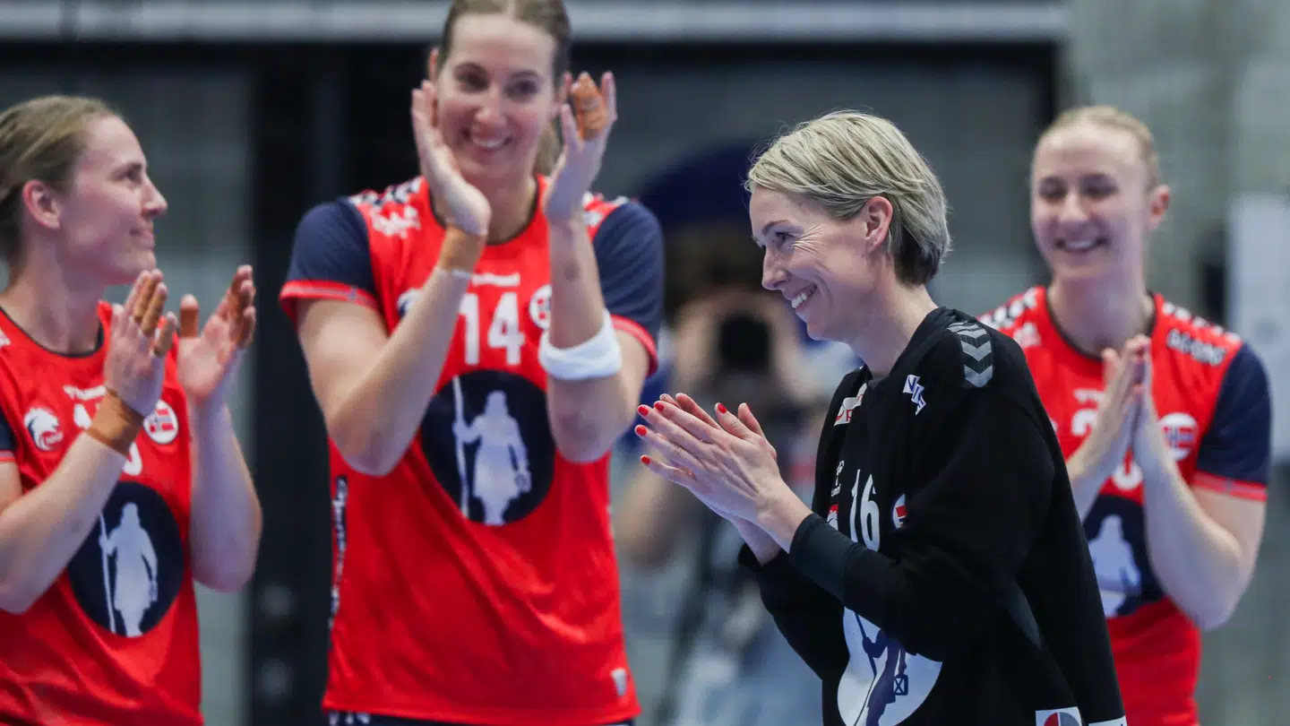 46-årige Lunde blev klappet af banen, da hun blev skiftet ud i det 16. minut af kampen mod Slovakiet.