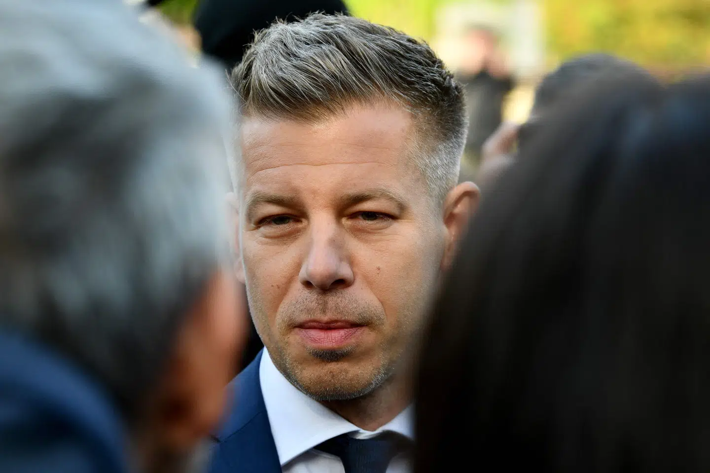 Peter Magyar, der leder oppositionspartiet Tisza, taler med journalister efter at have afgivet sin stemme på et valgsted i hovedstaden Budapest tidligere søndag. Meningsmålinger op til valget har spået sejr til ham og Tisza.