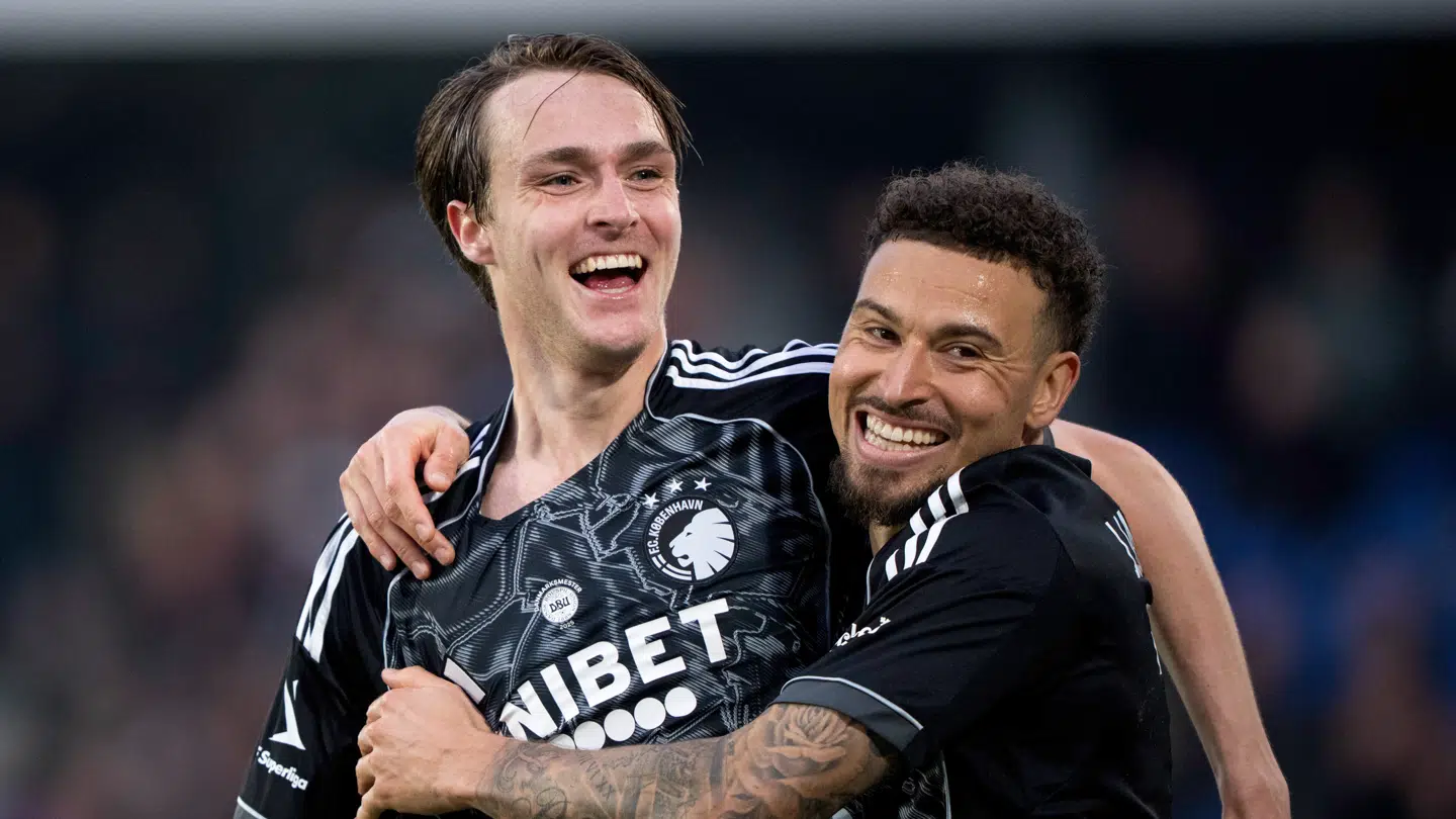 William Clem fejrer sejrsmålet med Jordan Larsson.