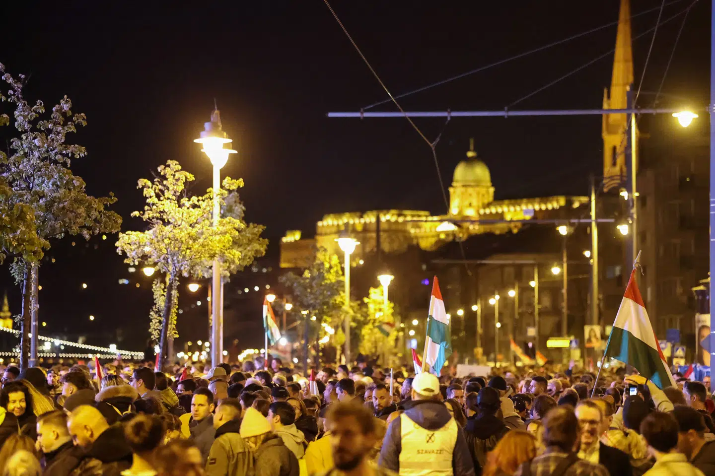 Ungarere venter på Péter Magyar, der er leder af oppositionspartiet Tisza, på valgaftenen i det centrale Budapest.