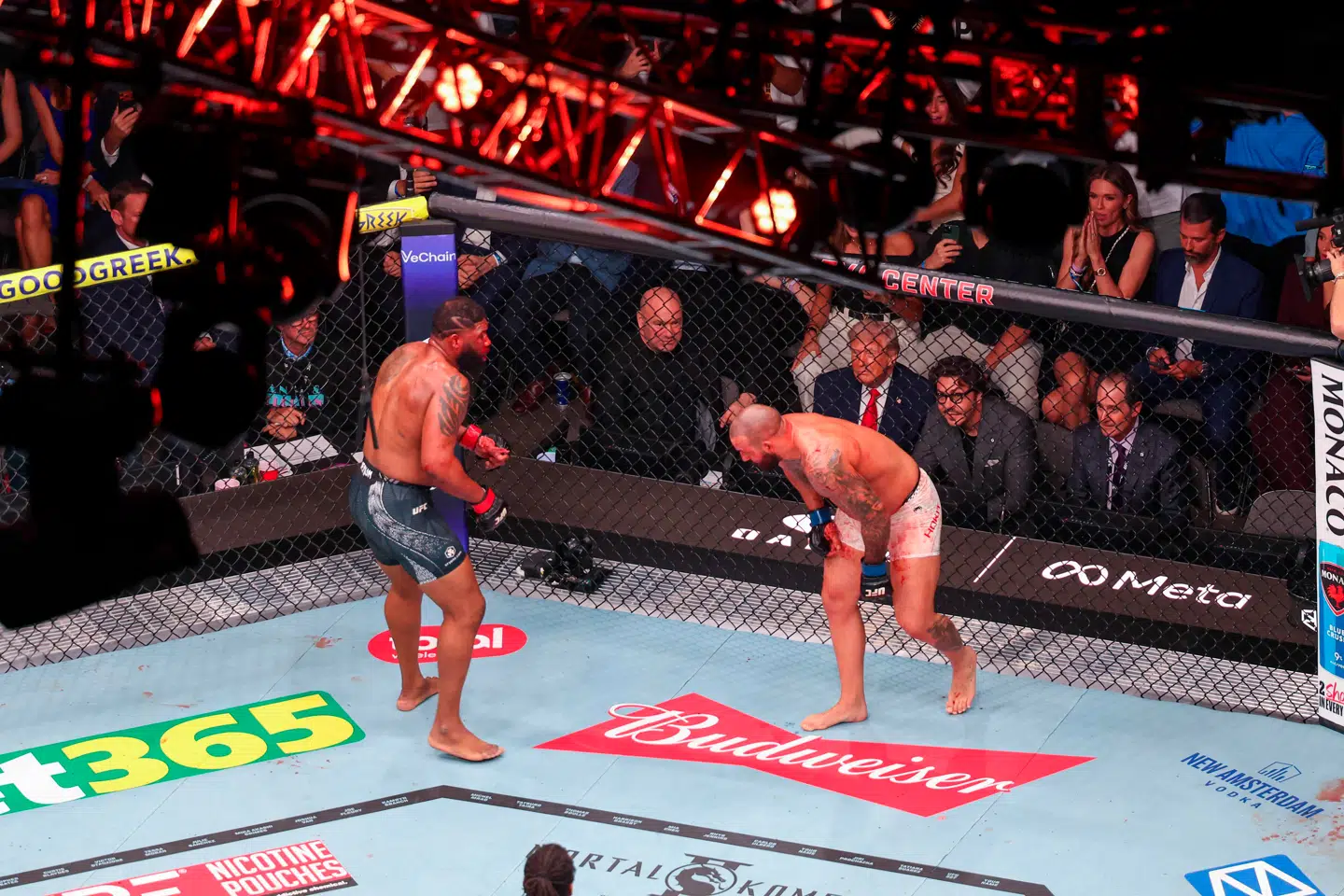 Donald Trump har længe været stor fan af MMA og deltager ofte i stævnerne.