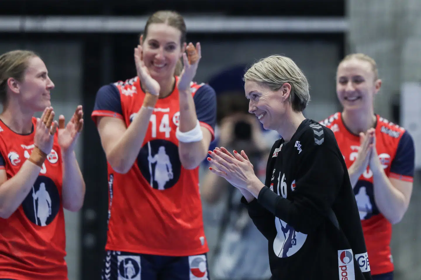 Katrine Lunde blev hyldet af holdkammerater og publikum i Kristiansand, da hun søndag satte punktum for en lang karriere.