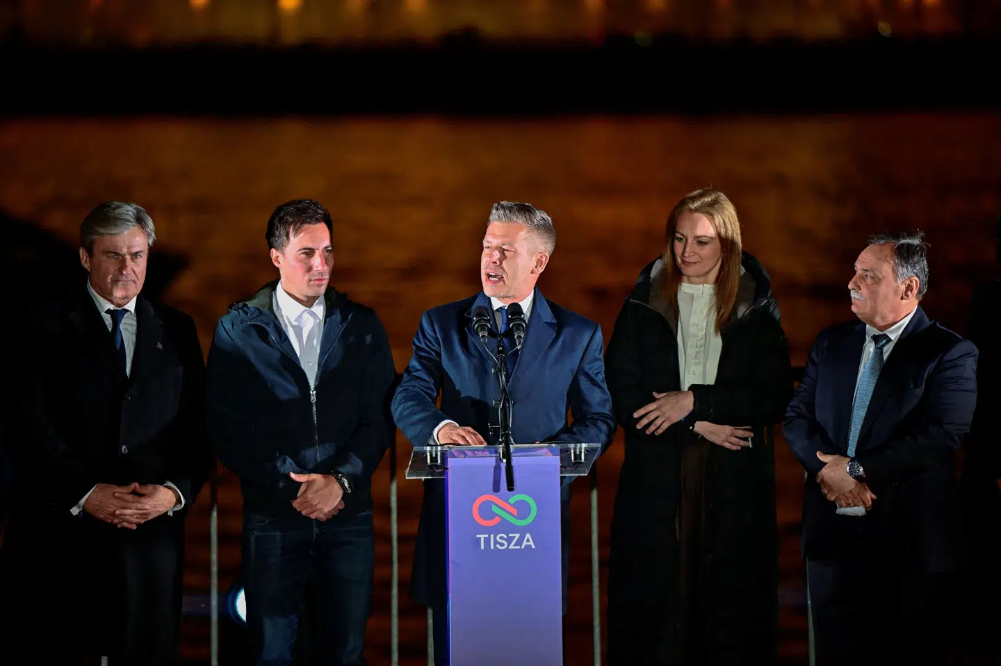Peter Magyar, der er leder af oppositionspartiet Tisza, holder tale foran sine støtter sent søndag aften efter partiets valgsejr.