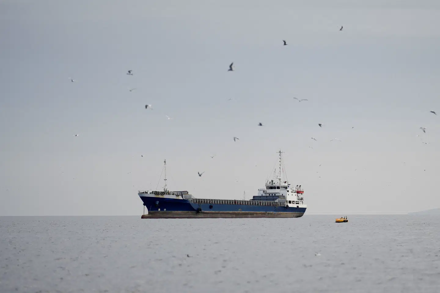 Et skib sejler gennem Hormuzstrædet, som stort set har været lukket, siden krigen begyndte i slutningen af februar. Det amerikanske militær varsler nu en blokade af skibe mandag. (Arkivfoto).