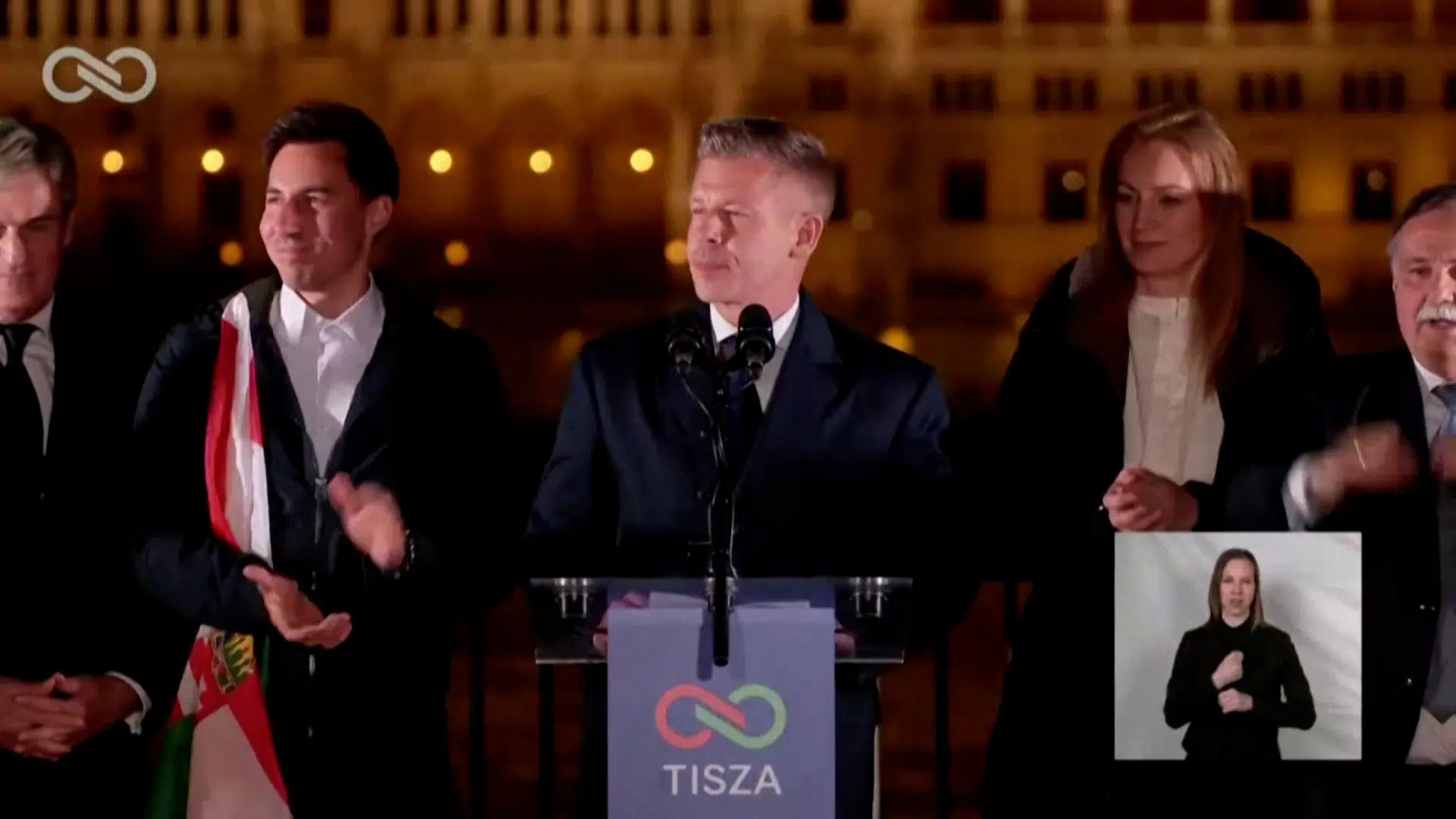 Péter Magyars stemme rungede i sejrstale: »Sammen væltede vi Orbán-regimet«