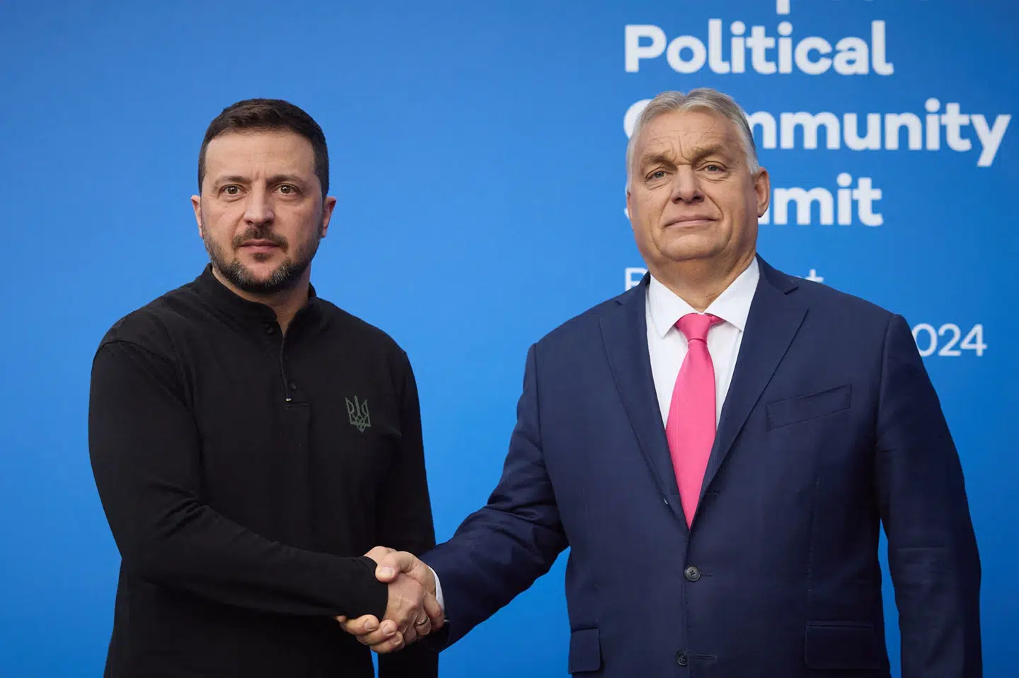 Ungarns mangeårige leder Viktor Orbán (til højre) har for nylig blokeret for et milliardlån til Ukraine, som har brug for pengene i krigen mod Rusland. Ukraines præsident, Volodymyr Zelenskyj (til venstre), ser frem til et nyt samarbejde med Ungarns nye leder efter søndagens valg, som Orbán og hans parti har tabt stort. (Arkivfoto).