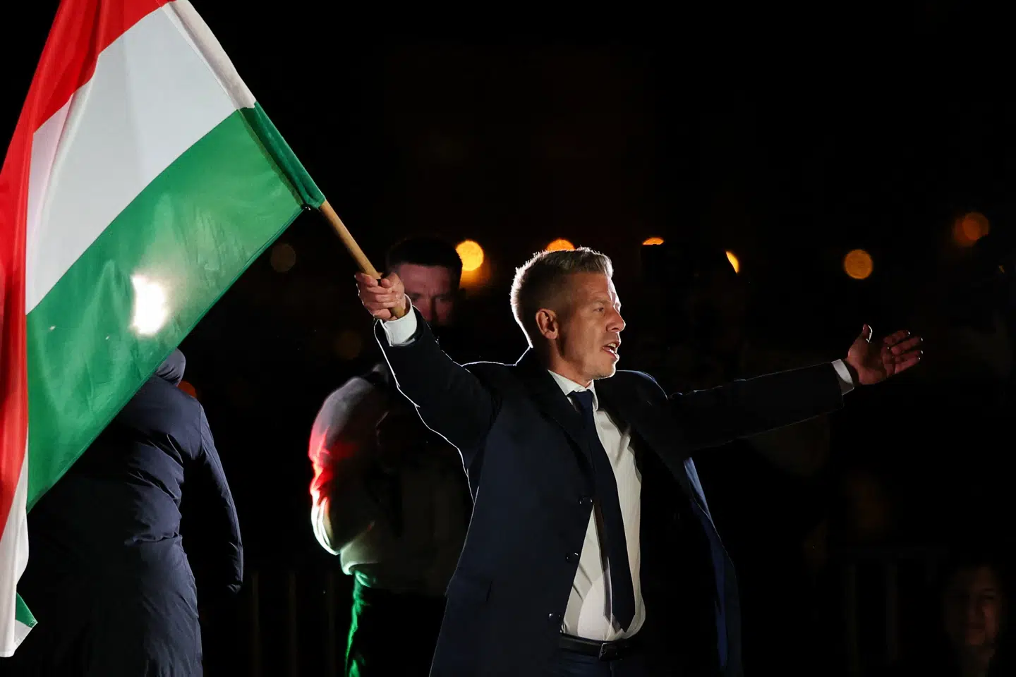 Péter Magyar, der er leder af oppositionspartiet Tisza, flager med et ungarsk flag, mens han fejrer sin valgsejr i Budapest søndag aften.