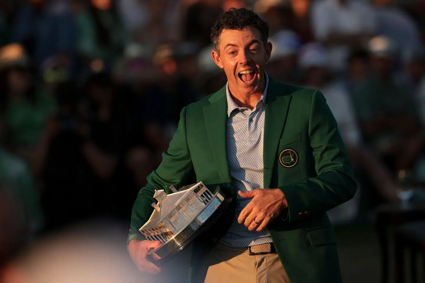 Rory McIlroy jubler, efter at han har vundet majorturneringen Masters og er traditionen tro blevet iført den grønne vinder-jakke.