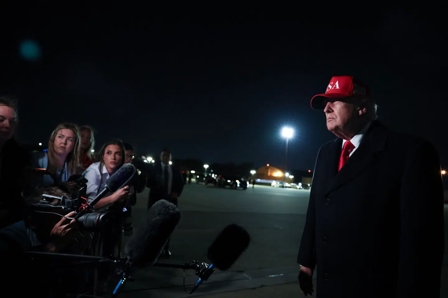 USA' præsident, Donald Trump, ses udtale sig til pressen ved Joint Base Andrews i Maryland, efter at han er trådt ud af Air Force One. Her siger han, at han er ligeglad med, om Iran kommer tilbage til forhandlingsbordet eller ej.