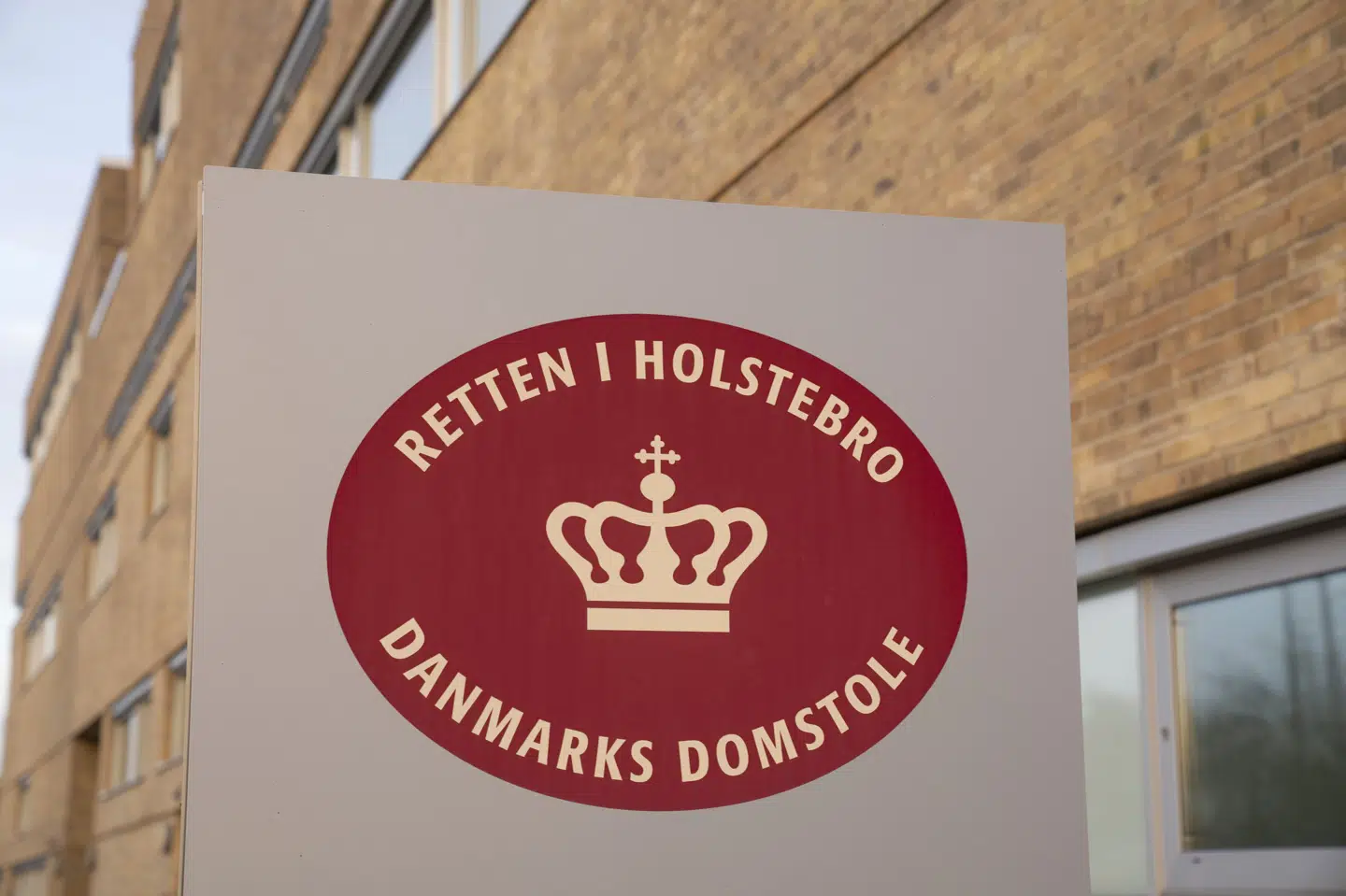 Retten i Holstebro skal over fem retsdage behandle en nævningesag, hvor en mand er tiltalt for at have dræbt en medbeboer på asylcenteret på Nybo Bakke. (Arkivfoto).