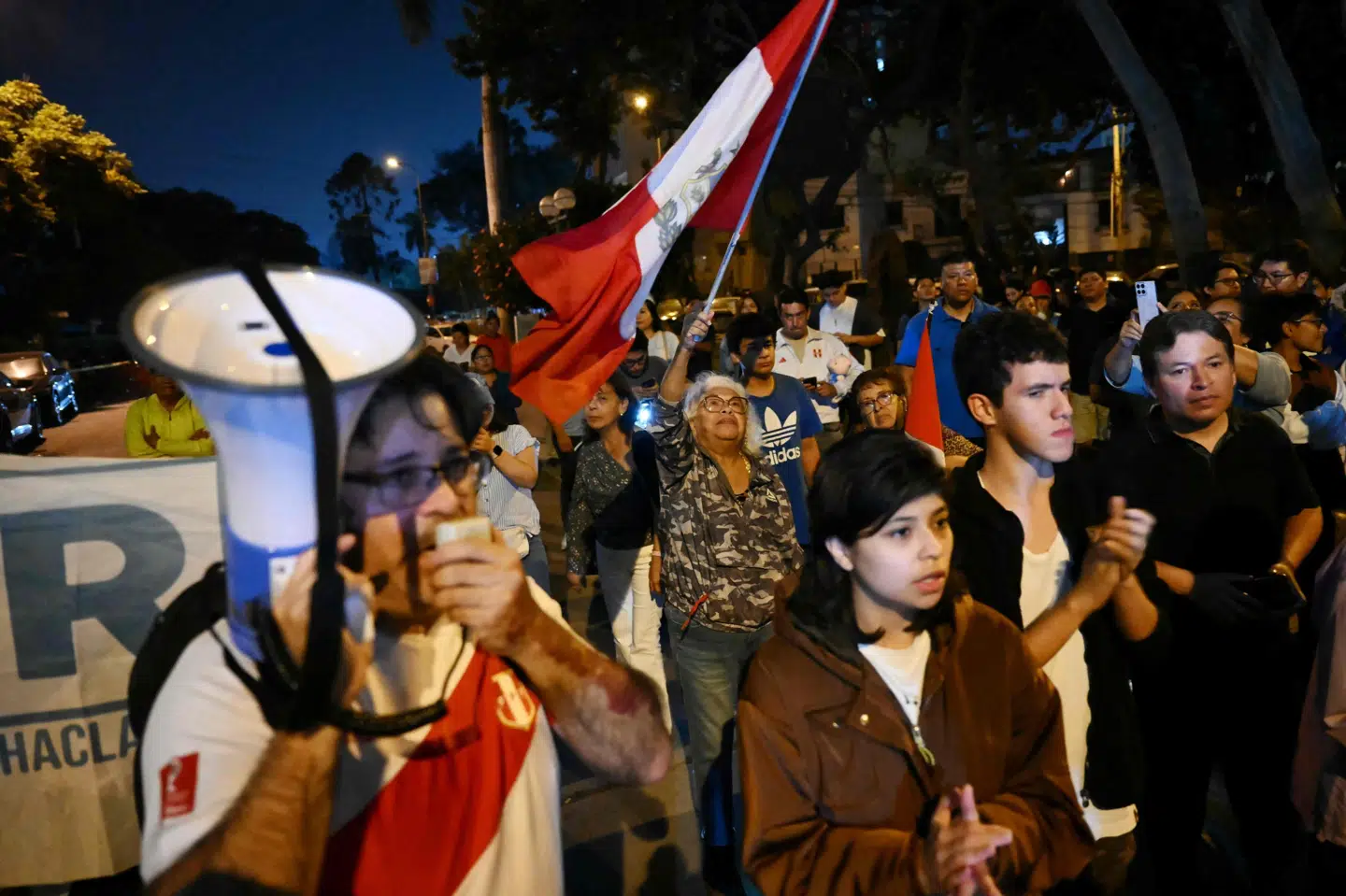 Peruanere deltager i en demonstration imod påstået valgsvindel efter de første resultater af præsidentvalget i Peru søndag.