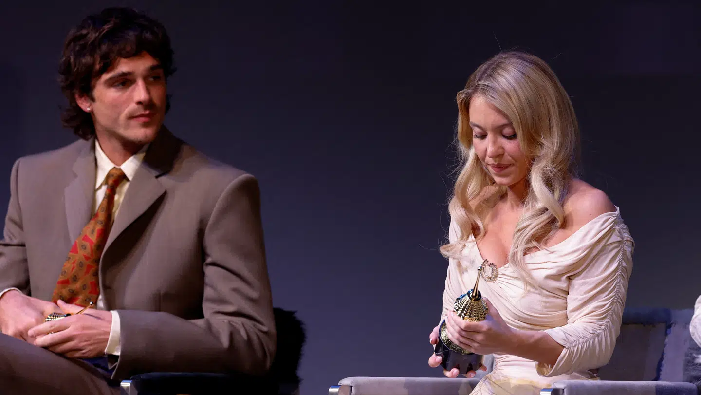 Her ses to af seriens helt store stjerner: Jacob Elordi, og Sydney Sweeney. Det er et billede med Sydney Sweeney, som har fået internettet til at gå amok.