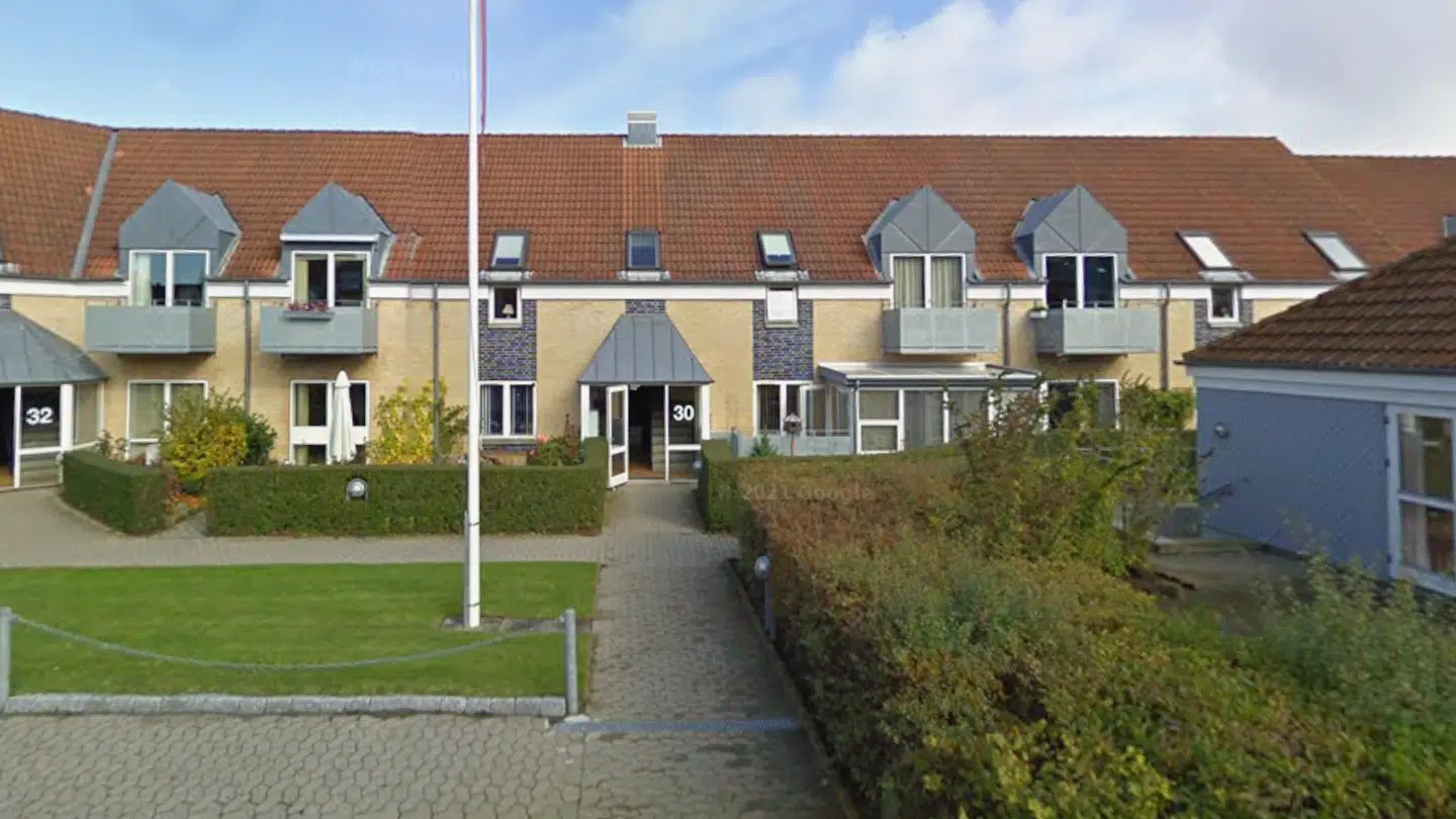 Det er foran opgang nummer 30, at den dræbte kvinde blev fundet livløs