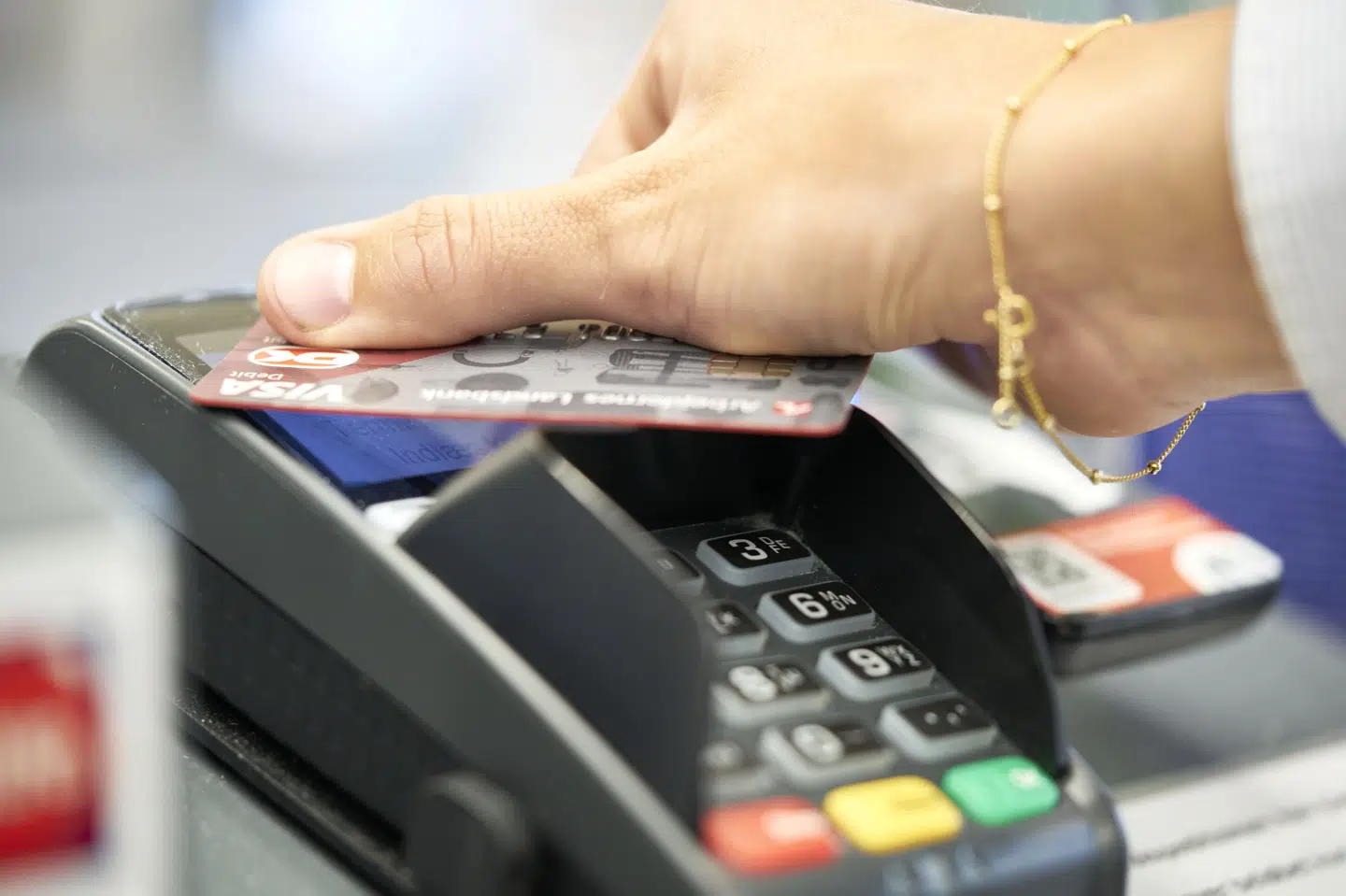 Fremover får man bedre mulighed for at betale både med fysiske betalingskort og kort på mobilen, hvis der sker et nedbrud. Det skriver Nationalbanken i en pressemeddelelse. (Arkivfoto).