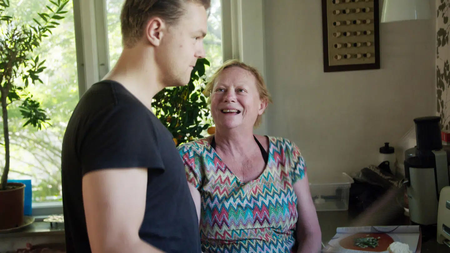 Lisbet Dahl og sønnen Gustav Wolter var også med i TV 2 Charlie-programmet 'Showbiz familier' tilbage i 2016, og nu deler de igen ud af familielivet, denne gang kun de to i et nyt DR-program kaldet 'Mors dreng'. Foto: Metronome/TV 2