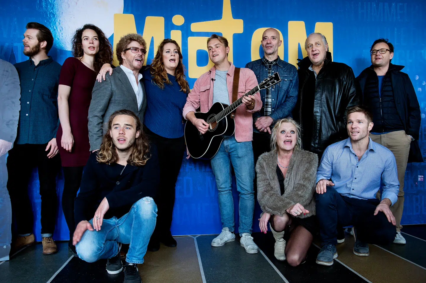 Gustav Wolter (med guitaren i midten) havde blandt andet hovedrollen som Benny i musicalen 'Midt om natten' fra 2017.